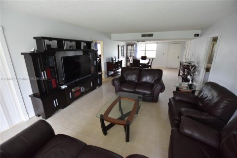 Condo in Pompano Beach, Florida, 3 bedrooms  № 1939980 - photo 23