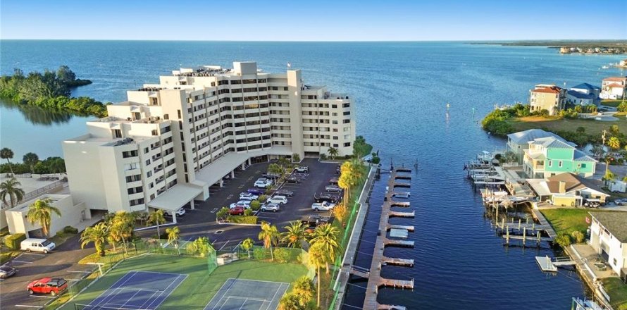 Condo in Hudson, Florida, 3 bedrooms  № 2097311
