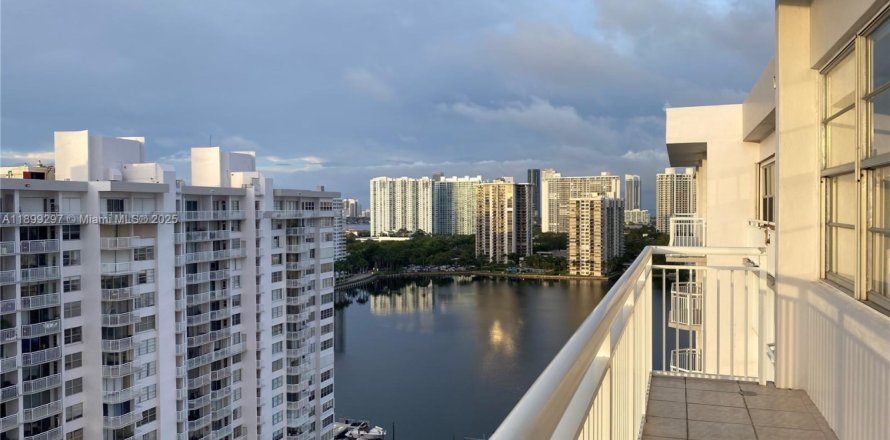 Apartment in Aventura, Florida 2 bedrooms, 116.22 sq.m. № 1955556