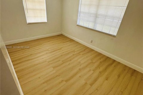 House in Miami, Florida 5 bedrooms, 214.88 sq.m. № 2042124 - photo 3