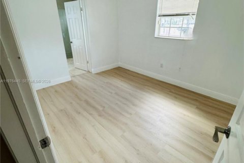 House in Miami, Florida 5 bedrooms, 214.88 sq.m. № 2042124 - photo 4