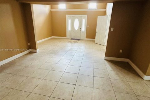 House in Miami, Florida 5 bedrooms, 214.88 sq.m. № 2042124 - photo 6