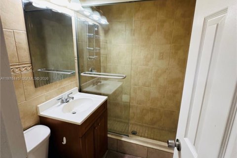 House in Miami, Florida 5 bedrooms, 214.88 sq.m. № 2042124 - photo 8