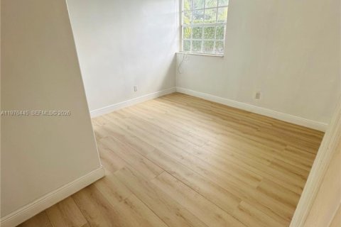 House in Miami, Florida 5 bedrooms, 214.88 sq.m. № 2042124 - photo 7