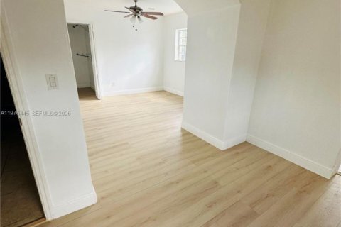 House in Miami, Florida 5 bedrooms, 214.88 sq.m. № 2042124 - photo 5