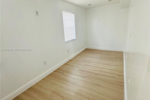 House in Miami, Florida 5 bedrooms, 214.88 sq.m. № 2042124 - photo 2