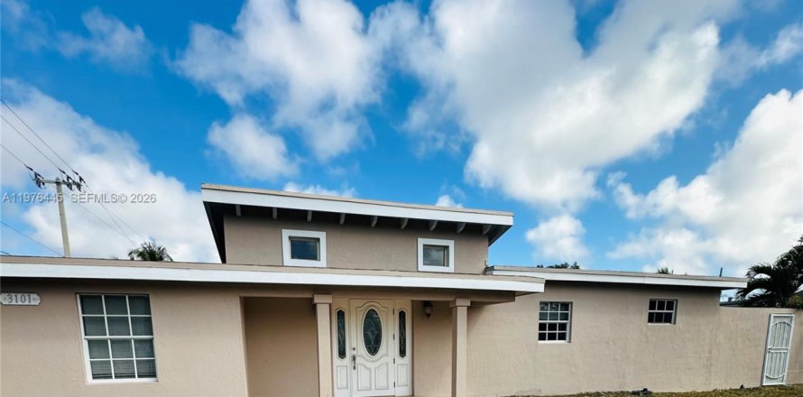 House in Miami, Florida 5 bedrooms, 214.88 sq.m. № 2042124