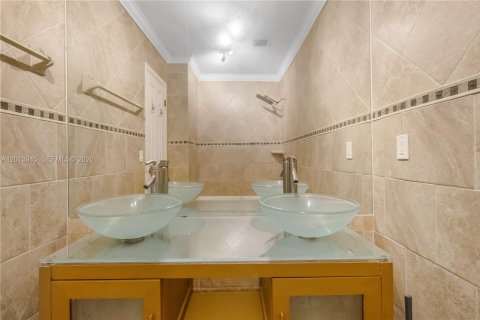 Townhouse in Palmetto Bay, Florida 2 bedrooms, 103.12 sq.m. № 2076469 - photo 19