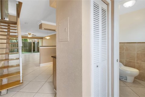Townhouse in Palmetto Bay, Florida 2 bedrooms, 103.12 sq.m. № 2076469 - photo 4