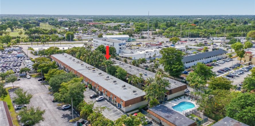 Townhouse in Palmetto Bay, Florida 2 bedrooms, 103.12 sq.m. № 2076469