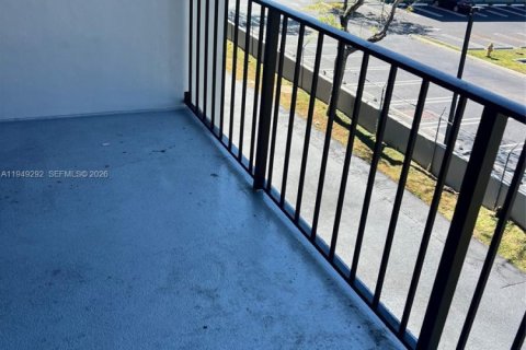 Condo in Miami, Florida, 2 bedrooms № 2153025 - photo 12