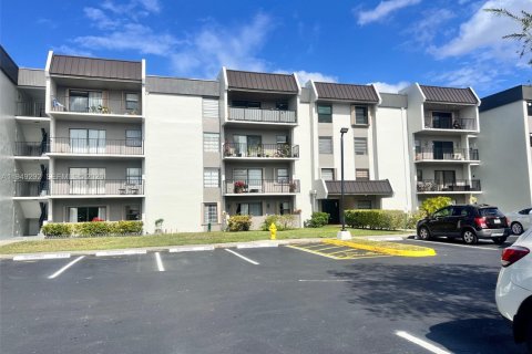 Condo in Miami, Florida, 2 bedrooms № 2153025 - photo 1