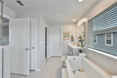 Townhouse in Brandon, Florida 4 bedrooms, 240.99 sq.m. № 2156435 - photo 12
