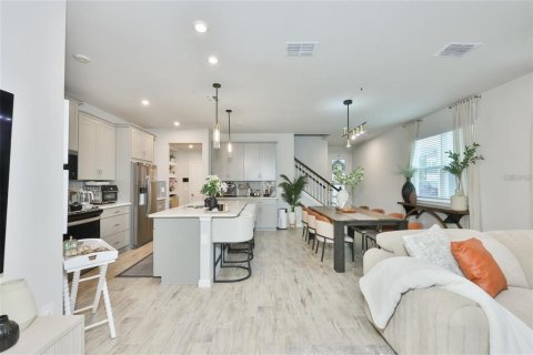 Townhouse in Brandon, Florida 4 bedrooms, 240.99 sq.m. № 2156435 - photo 3