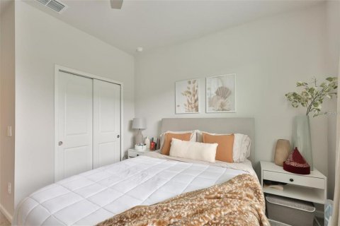 Townhouse in Brandon, Florida 4 bedrooms, 240.99 sq.m. № 2156435 - photo 19