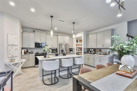 Townhouse in Brandon, Florida 4 bedrooms, 240.99 sq.m. № 2156435 - photo 6