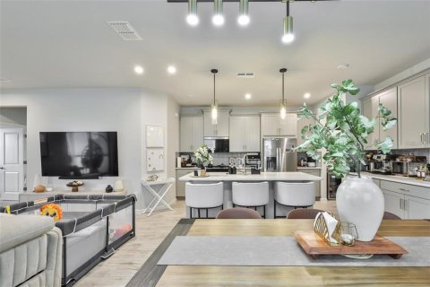 Townhouse in Brandon, Florida 4 bedrooms, 240.99 sq.m. № 2156435 - photo 5