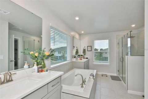 Townhouse in Brandon, Florida 4 bedrooms, 240.99 sq.m. № 2156435 - photo 13