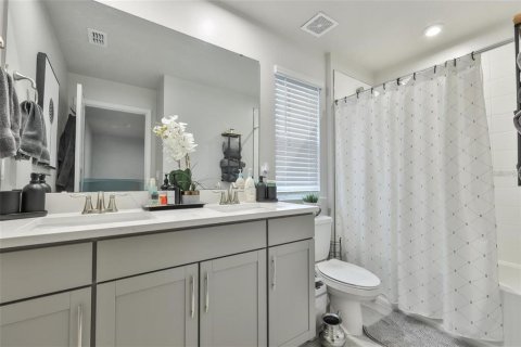 Townhouse in Brandon, Florida 4 bedrooms, 240.99 sq.m. № 2156435 - photo 25