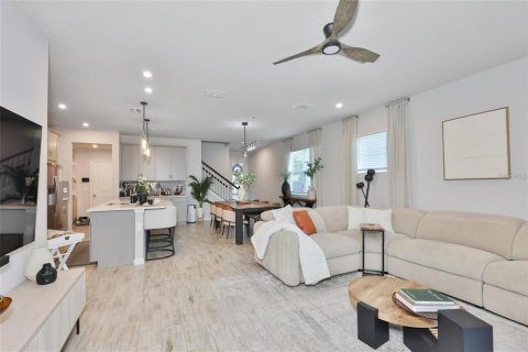 Townhouse in Brandon, Florida 4 bedrooms, 240.99 sq.m. № 2156435 - photo 2