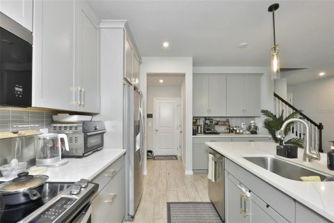 Townhouse in Brandon, Florida 4 bedrooms, 240.99 sq.m. № 2156435 - photo 8