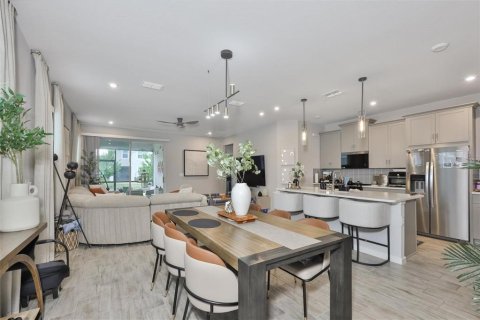Townhouse in Brandon, Florida 4 bedrooms, 240.99 sq.m. № 2156435 - photo 4