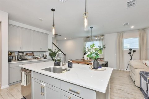 Townhouse in Brandon, Florida 4 bedrooms, 240.99 sq.m. № 2156435 - photo 7