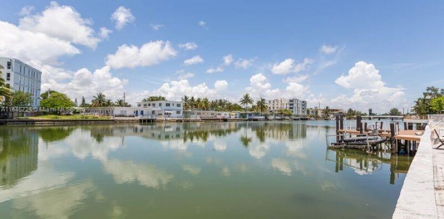 Commercial property in Miami Beach, Florida № 1840960