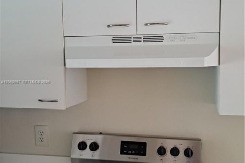 Снять в аренду кондоминиум в Уэст-Палм-Бич, Флорида 2 спальни, 84.17м2, № 2265925 - фото 10