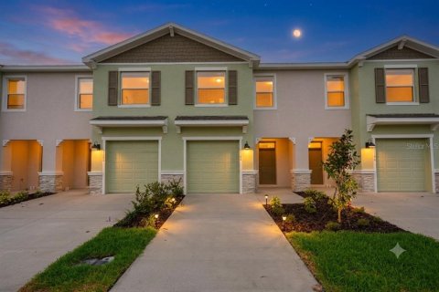 Townhouse in Land O' Lakes, Florida 3 bedrooms, 155.43 sq.m. № 2216819