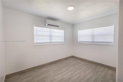 Propiedad comercial en venta en Miami, Florida, 113.71 m2 № 1886590 - foto 24