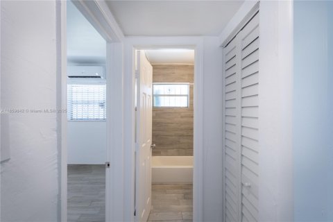 Propiedad comercial en venta en Miami, Florida, 113.71 m2 № 1886590 - foto 22
