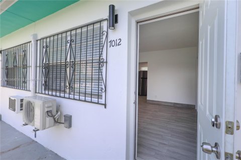Propiedad comercial en venta en Miami, Florida, 113.71 m2 № 1886590 - foto 1