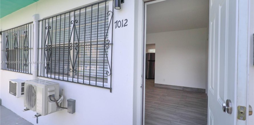 Propiedad comercial en Miami, Florida 113.71 m2 № 1886590