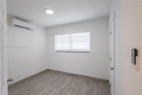 Propiedad comercial en venta en Miami, Florida, 113.71 m2 № 1886590 - foto 11