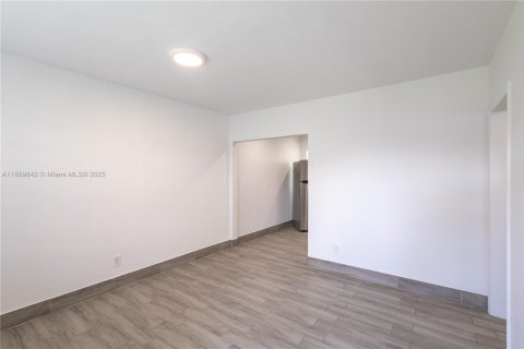 Propiedad comercial en venta en Miami, Florida, 113.71 m2 № 1886590 - foto 16