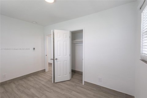 Propiedad comercial en venta en Miami, Florida, 113.71 m2 № 1886590 - foto 12