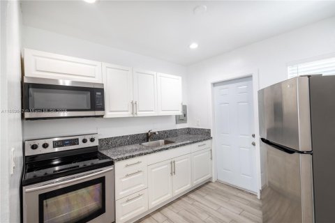 Propiedad comercial en venta en Miami, Florida, 113.71 m2 № 1886590 - foto 9