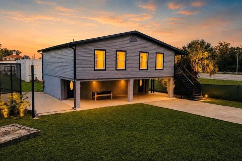 House in Lutz, Florida 8 bedrooms, 401.99 sq.m. № 2354293 - photo 6