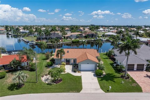 House in Punta Gorda, Florida 3 bedrooms, 154.96 sq.m. № 2149653