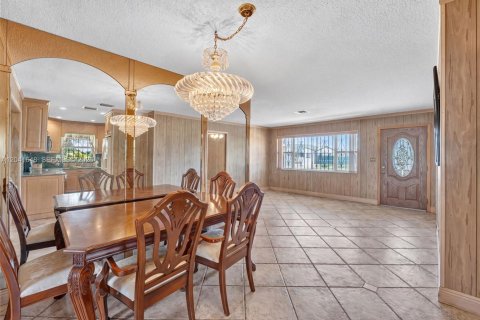 House in Miami Gardens, Florida 4 bedrooms, 158.86 sq.m. № 2240988 - photo 11