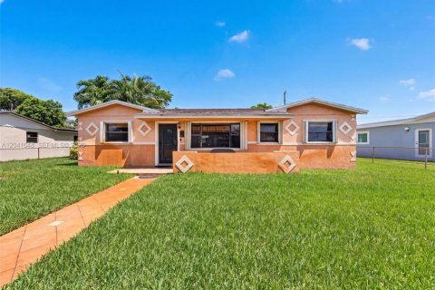 House in Miami Gardens, Florida 4 bedrooms, 158.86 sq.m. № 2240988 - photo 2