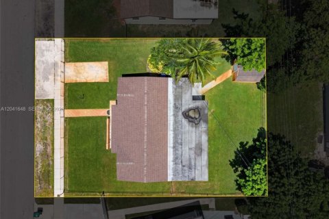 House in Miami Gardens, Florida 4 bedrooms, 158.86 sq.m. № 2240988 - photo 24
