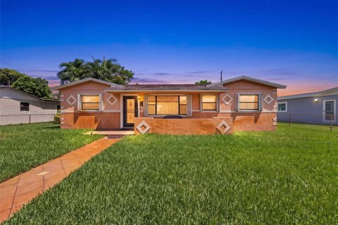 House in Miami Gardens, Florida 4 bedrooms, 158.86 sq.m. № 2240988
