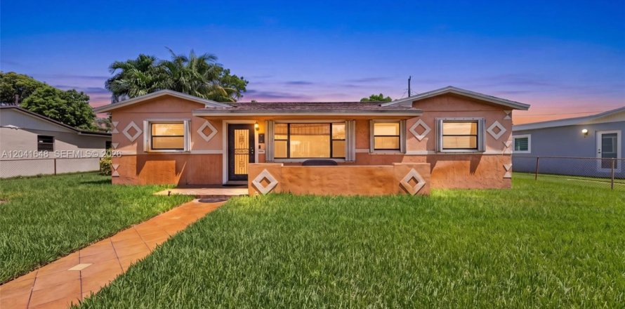 House in Miami Gardens, Florida 4 bedrooms, 158.86 sq.m. № 2240988