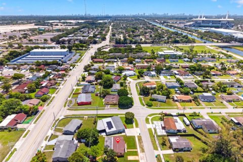 House in Miami Gardens, Florida 4 bedrooms, 158.86 sq.m. № 2240988 - photo 26