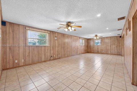 House in Miami Gardens, Florida 4 bedrooms, 158.86 sq.m. № 2240988 - photo 14