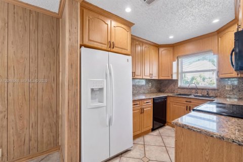 House in Miami Gardens, Florida 4 bedrooms, 158.86 sq.m. № 2240988 - photo 12
