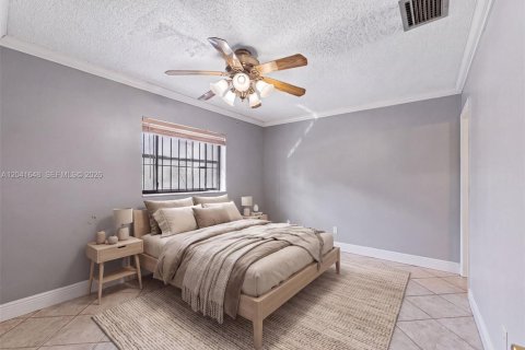 House in Miami Gardens, Florida 4 bedrooms, 158.86 sq.m. № 2240988 - photo 9