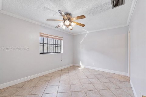 House in Miami Gardens, Florida 4 bedrooms, 158.86 sq.m. № 2240988 - photo 8